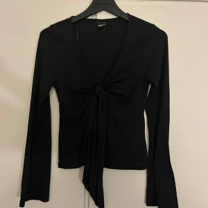 Gina tröja med knyte - Bra skick,säljer för att den inte används