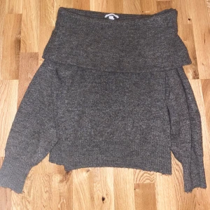 Brun stickad offshoulder tröja från H&M - Säljer en supermysig brun/grå stickad tröja från H&M i stolek S. Den är offshoulder och knappt använd. Jätte skön!🥰