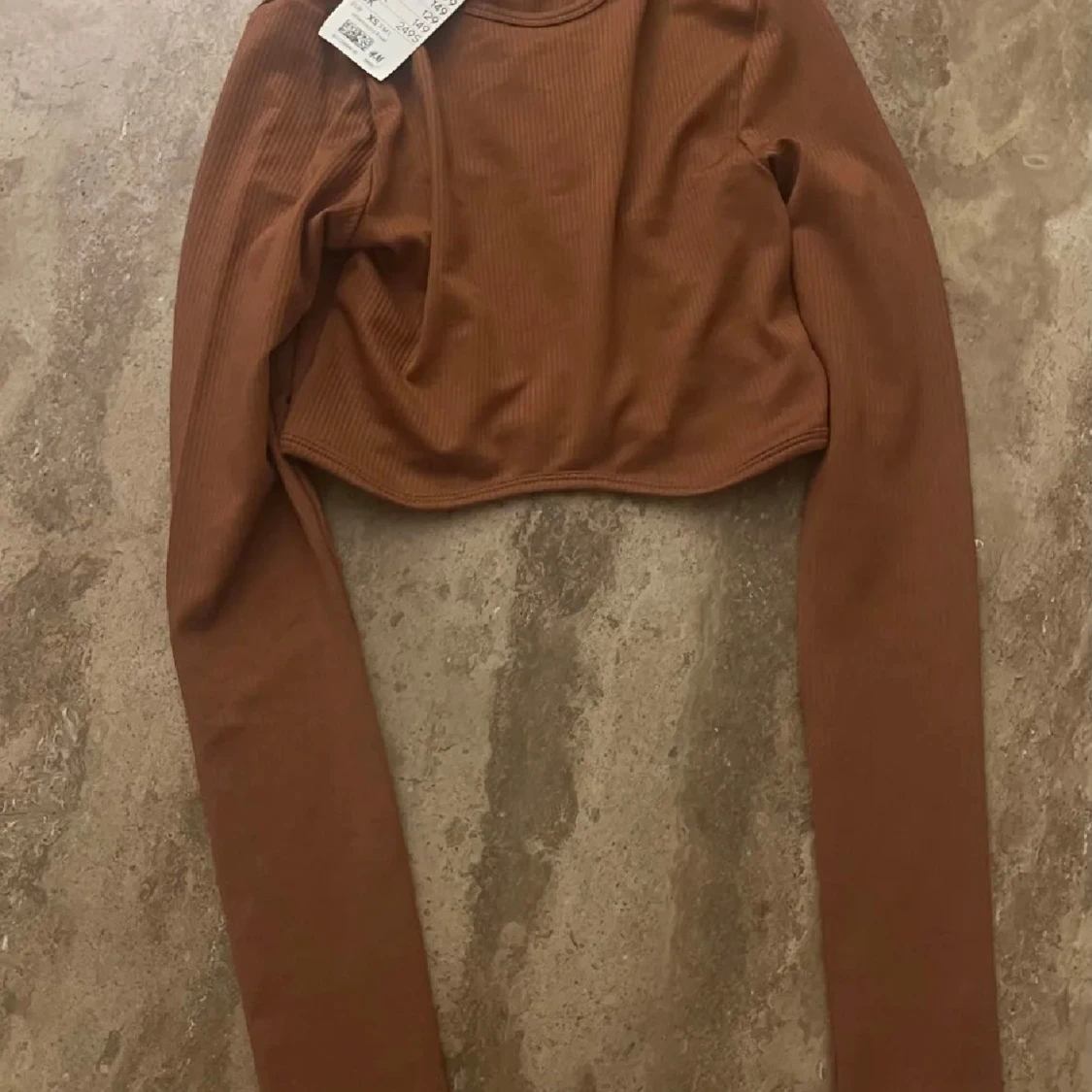 Brun ribbad croppad topp från H&M