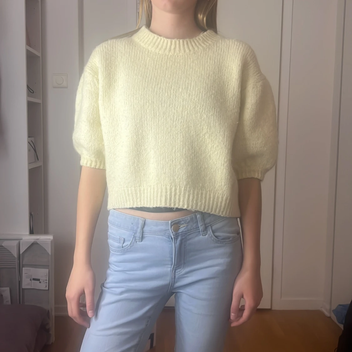 Gul stickad croppad tröja - 90