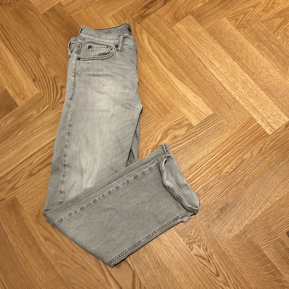 Säljer mina Replay jeans i grå . Jeans & Byxor.