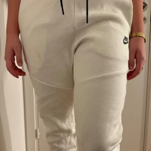 Nike tech byxor! - Skit fina typ aldrig använda nike mjukis byxor, lite fläckar men de går lätt att få bort! Skriv innan köp!❤️