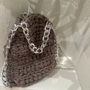 Virkad väska - Säljer denna virkade väskan som är använd 1 gång därav helt nyskick. (Sista bilden är inte min). Kedjan är silvrig. Köpt för 450kr