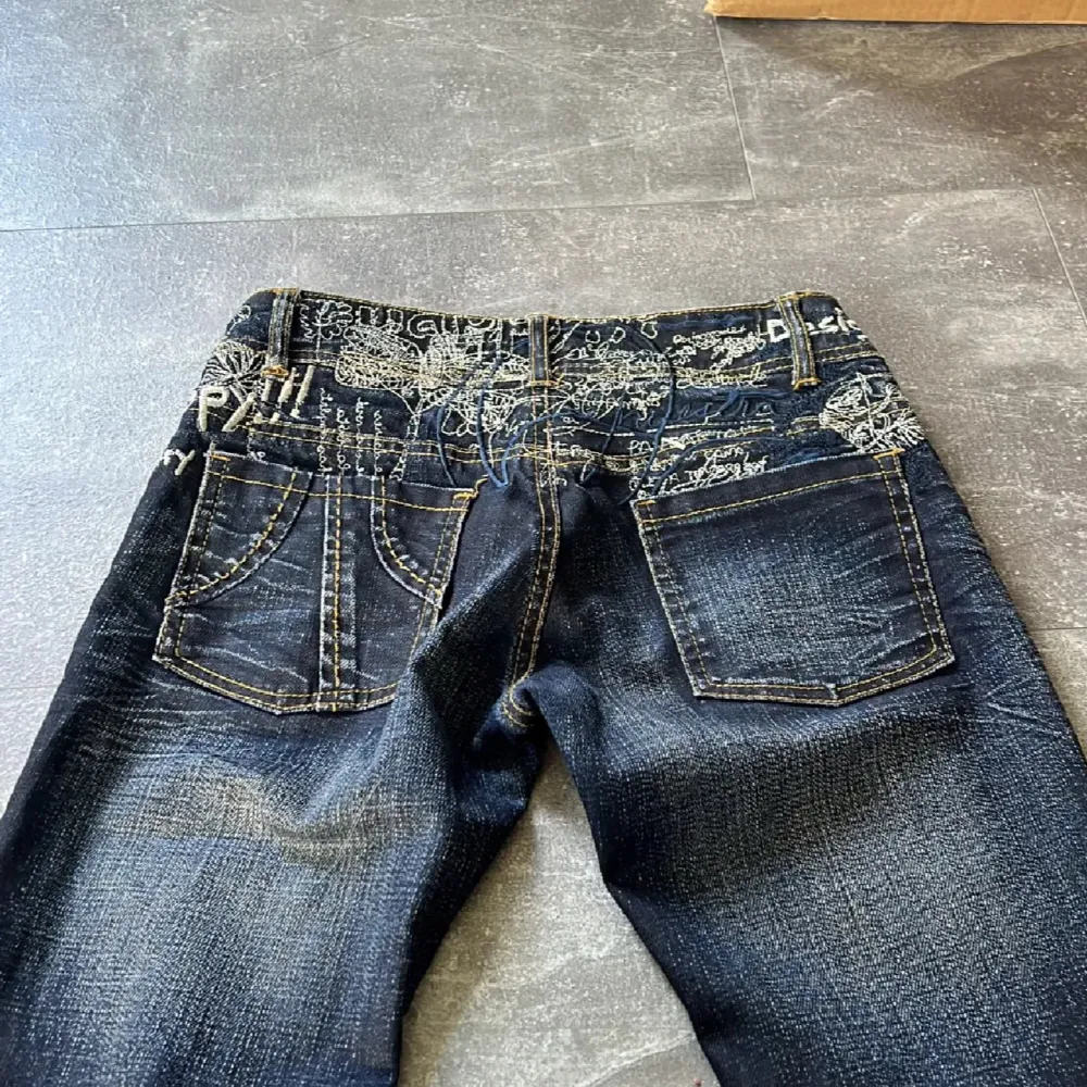 Säljer ett par snygga jeans från Desigual. De har fina detaljer på bakdelen. Jeansen är skinny  och har en knapp och dragkedja framtill. Innerben: 81 midja: 32. Jeans & Byxor.