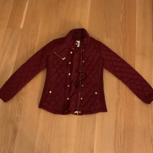Höst jacka  - Denna fina höst jacka i vinröd färg är parfect nu till hösten! Den är aldrig använd och är i stolek S 