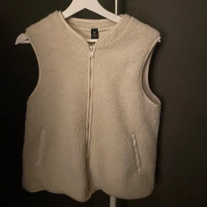 Teddy väst  - Säljer en jättefin Teddy väst från soc som är populär. Säljer då den inte kommer till användning 💋💋💋hör av er för frågor. Pris kan diskuteras 