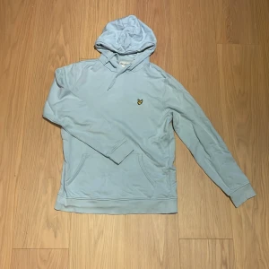 Lyle & scott hoodie - Säljer då den inte passar längre. Inga skador eller tecken på slitage då den inte kommit till användning. Nypris 849