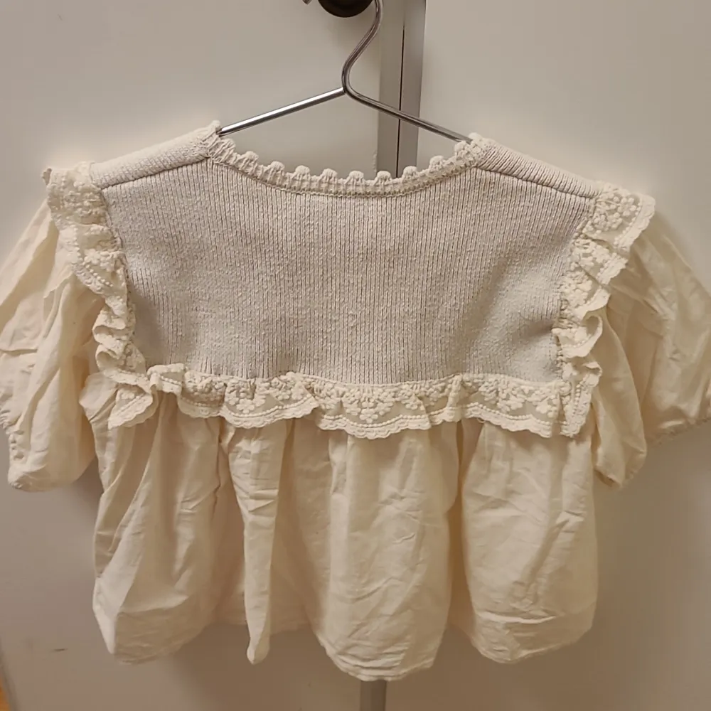 😍😍Säljer en superfin vit/beige blus från Zara i storlek S. Blusen har en lös passform och är perfekt för vår och sommar. Den är i ett super bra skick och använd fåtal gånger!💗. Toppar.