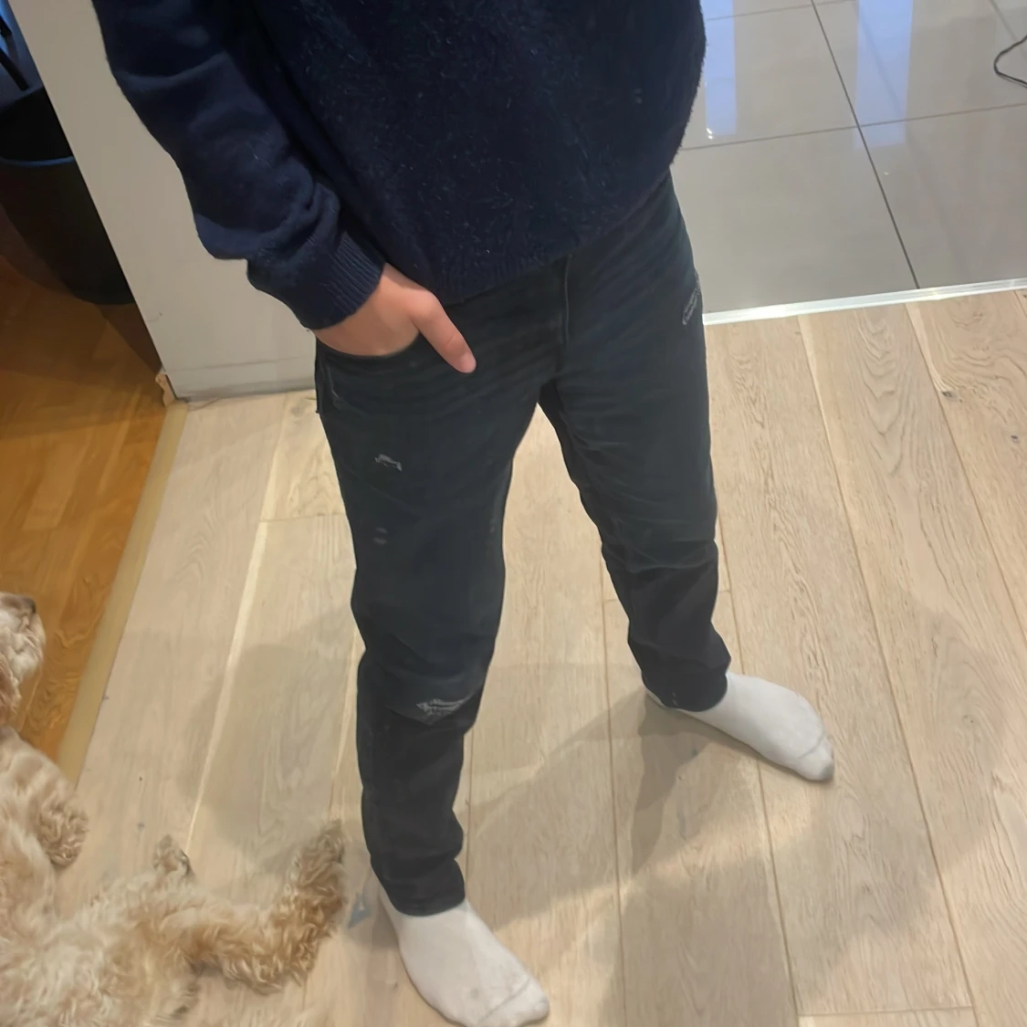 Mörkblå jeans med slitningar - 91