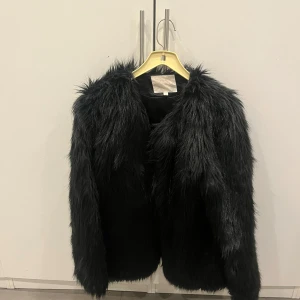 Pälsjacka  - Super söt pälsjacka från Vera & Lucy 