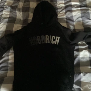 Hoodrich - Inga hål elr märken 