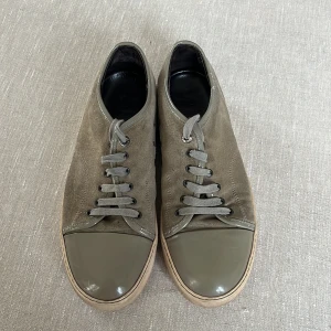 Lanvin skor  - Säljer nu mina lanvins för dom ej används. Dom är i bra skick 7/10 en liten repa på vänster sko annars är dom i väldigt bra skick. Saknar dock lådan och påse 