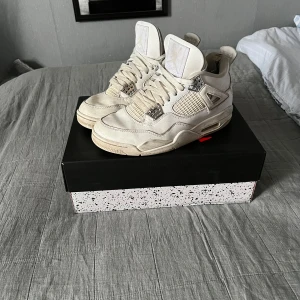 Jordan 4 pure money  - Väldigt fina Jordan 4, dock it tvättade så än litet tvätt hade it skadat, inga fel eller skador på skorna(pris går att diskutera vid snabb affär)