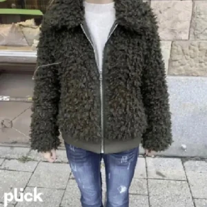 Hm jacka - intressekoll på min mörkgröna hm jacka!💕!!!Många intresserade så har satt ett fast pris men 550kr vid snabb affär💓