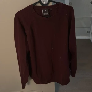 Oscar Jacobsson stickad tröja - Nästan oanvänd, vinröd Oscar Jacobson tröja
