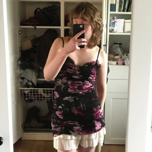 Blommig bodycon klänning - Blommig klänning som sitter tajt och som mini i längd, med fina volanger☺️Made in italy.