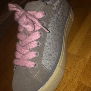 Dior skor  - Dior b33 Stl 42 men passar bäst för 43  Säljes pga för stora  Har använt 2 gånger  