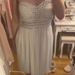 Festklänning - Säljer denna då den aldrig kommit till användning 😇