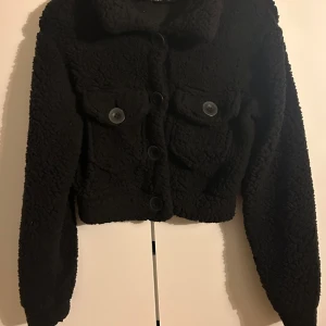 Svart teddy kofta/jacka - En lite tunnare svart teddyjacka. Använd ett fåtal gånger så bra skick på den. Storlek XS, men jag vill påstå att den passar både S och XXS😍