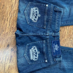 Raka Viktoria Beckham jeans  - Skitsnygga Raka Victoria Beckham jeans, low-midrise, Victoria Beckham for rock and republic ⚡️💕vet inte exakt för storlek men passar mig som är xs/s 