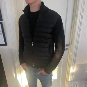 Moncler maglione tricot cardigan  Storlek S  Skick 9/10 Färg svart  Nypris 9600kr  Jackan är äkta 70+ refs finns!  Modellen är 188 och väger 74kg  