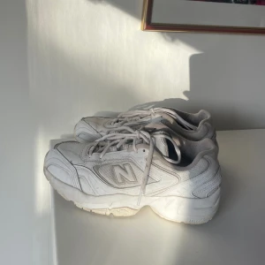 New Balance vita Storlek 41 - Säljer mina vita New Balance med grå detaljer i modellen 452. Storlek 41. Knappt använda så dem är i ett mycket bra skick! Går att göra helt rena✨