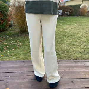 Vita kostymbyxor  - Säljer min mammas kostymbyxor från märket ”marville road”. Använda två gånger och köpta för 2000 kronor. Pris kan diskuteras 💕 storlek 36, vill ni har mått så är det bara att fråga! 