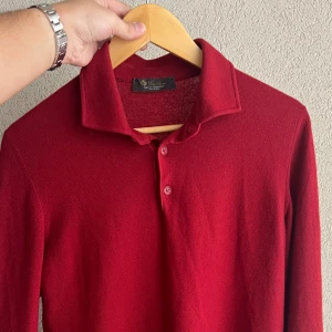 Loro piana Baby Cashmere long sleeve - Fantastiskt mjuk och skön Loro piana tröja i baby Cashmere Nypris är 19k  Storlek S Har 3 hål som knappt syns, lätt att laga