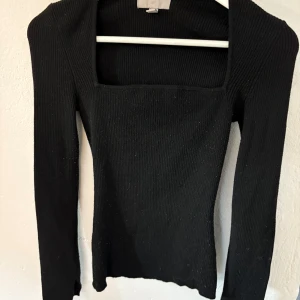 Lätt stickad topp - Ett stickad topp från Hm i strl XS, några defekter (lite nopprig)  Pris kan diskuteras!