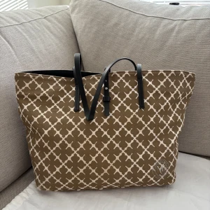 Brun och vit mönstrad shoppingväska - Välanvänd By Malene Birger tyg väska, handtaget är i utmärkt skick, missfärgning på baksidan, lite slitage på hörnan och fläck insidan, annars i jättebra skick Kan skicka mer bilder. Utgått modell nypris 2500 kr. Priset kan diskuteras vid snabb affär