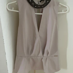Blus - Super fin ljus rosa blus ifrån märket Guess. Den är i bra skick och har alltså inga skador. Storlek står ej men skulle chansa på att den passar någon med storleken xxs-xs!