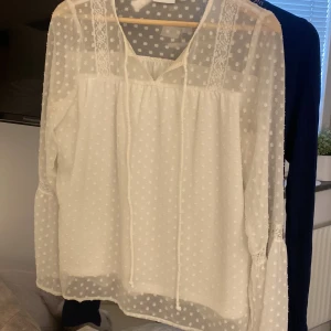 Blus  - Vit blus från vila, bra skick, lite smink vid halsen men tvättas självklart innan jag skickar. Armarnas sömm har spruckit upp på ena sidan så jag gjorde detsamma på andra handen så dom ska se likadan ut💘