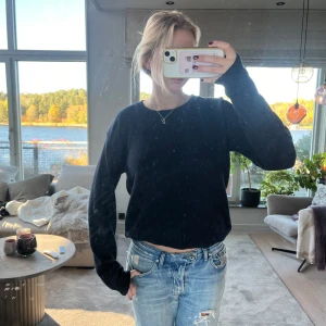 Marinblå stickad tröja - Så fin marinblå stickad tröja från Brandy Melville! Kom privat för mer info, fler bilder eller mått! Pris kan såklart diskuteras!🩷