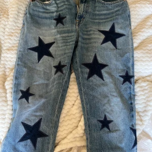 Low rise T/J jeans☺️ - Jensen är så fina! Från märket T/J och byxorna är lågmidjade och väldigt raka i modellen,Skriv privat för fler bilder på byxorna eller om du vill veta hur dom sitter på🥰💗Byxorna är köpta på plick men i väldigt fint skick!