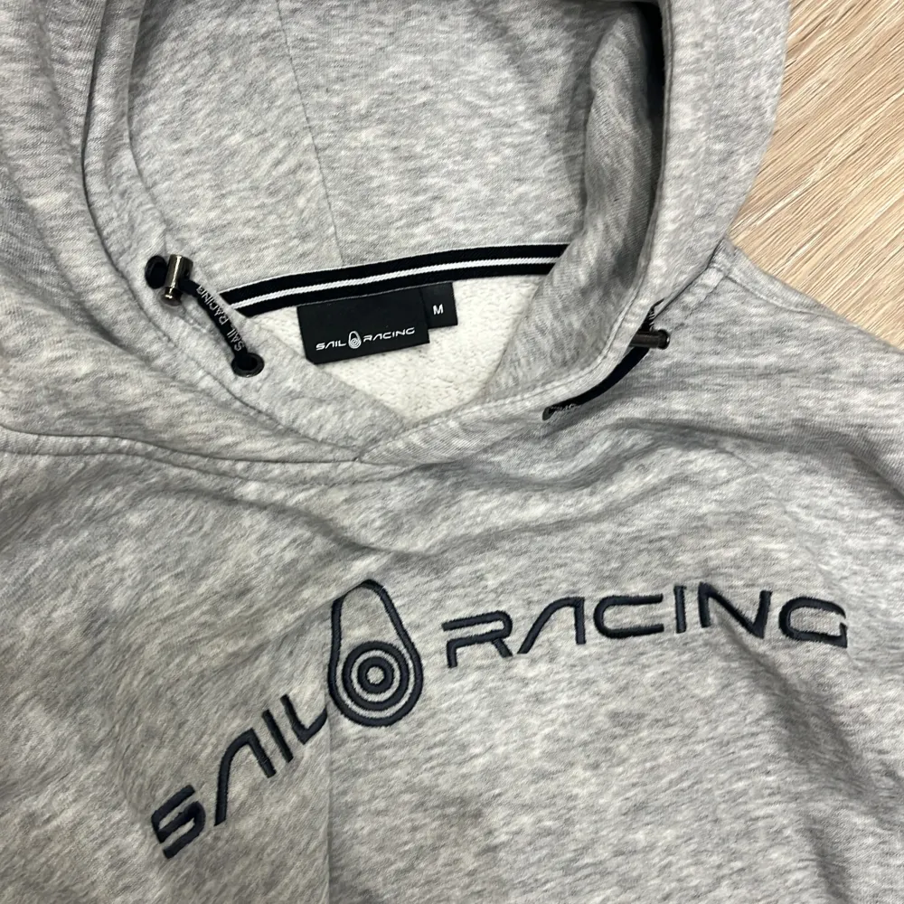 2 st gråa hoodies, 1 sail racing i storlek M och 1 Tommy hilfigher i storlek L, båda i bra skick, dock har sista bokstäverna på Tommy tröjan släppt lite, 500 kr för Tommy hilfigher och 700 kr för sail racing. Hoodies.