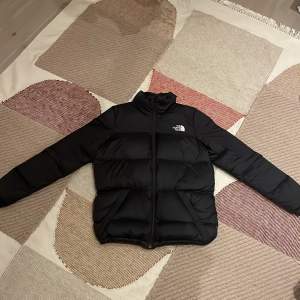 Säljer nu min North face jacka på grund av att jag har hittat en annan jacka. Jackan är perfekt inför vintern och är i väldigt bra skick. Jag är villig att gå ner i pris då jag gärna vill få sålt den så snabbt som möjligt:)