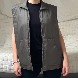 Grön väst - Säljer denna gröna väst i storlek 46! Obs! Fickorna på framsidan sitter lite löst, se bilder💚