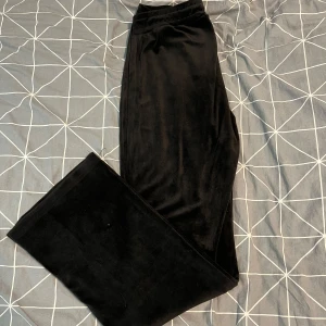Mjukisbyxor  - Silkeslena mjukisbyxor från Gina tricot. Använd endast ett par gånger. Storlek S i byxorna men passar en XS. 