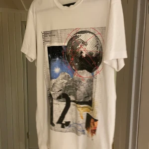 Dsquared2 t-shirt - Snygg och unik dsq2 tisha, varsamt använd. Hör av dig för fler bilder!