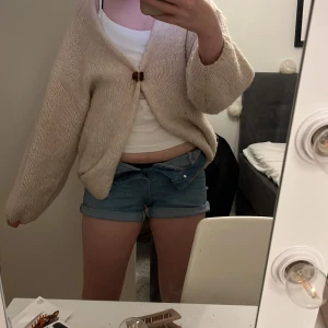 jeansshorts  - säljer de här jeansshortsen som inte kommer till användning 