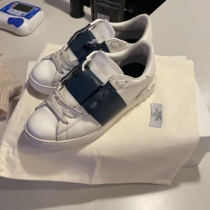 Valentino open - Tjena, lägger nu ut mina valentino open, strl 39 men passar 40 och är superfräscha, allt og följer med och pris går givetvis att diskutera och byten även intressant