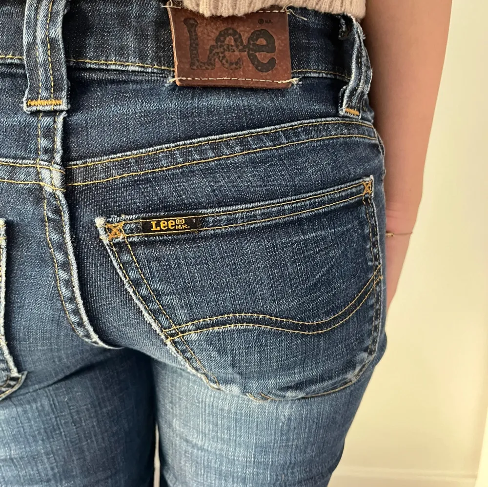 Jättefina lågmidjade Lee jeans i storlek W25 L33, skulle säga att de motsvarar storlek 32/34!😇 Midjemått tvärs över 34 och innerbenslängd 76 🥰 Tjejen på bilden är 166! Kan tänka mig gå ner i pris vid snabb affär 😚😚. Jeans & Byxor.