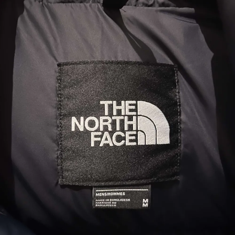 En North Face vinterjacka i ett dunder skick! (9,5/10) Jackan köptes i Göteborg år 2023 och har endast använts några få gånger! Nypris: 3900kr Mitt pris: 2499 Skriv vid minsta funderikg! Priset går att diskutera vid snabb affär!. Jackor.