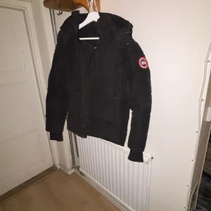 canada goose wyndham - säljer en snygg och varm jacka nu inför vintern! en canada goose wyndham skick 7/10 finns ett litet hål i ena fickan men i övrigt jätte fin o skön jacka, storlek S men passar även M skicka om ni undrar något, priser kan diskuteras