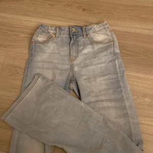 Jeans - Fina ljusblåa jeans, de är bootcut flared, low waist, de passar xxs xs och s