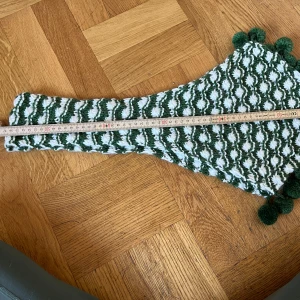 Halsduk stickad med bollar - Se bilder 