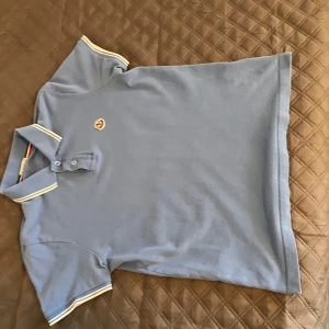 Moncler pike - Här har vi en fantastisk moncler pike som har används bara under fest teman vilket gör den i ett otroligt bra skick, såklart äkta och är i storlek S, vid frågor skriv i DM!