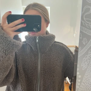 Hm teddyjacka  - Säljer denna super trendiga Teddy jackan från HM i storlek S🤎ny utan prislapp. Pris kan diskuteras🤎