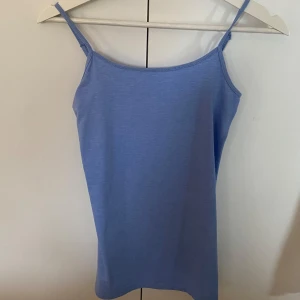 Linne - Ett blått linne i storlek M men passar även S.