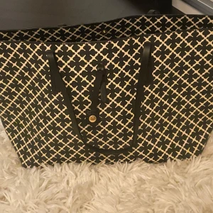 Malene birger väska - By Malene Birger väska som är använd ett fåtal ggr. Kommer komplett tillsammans med clutch. Säljer då den inte kommit till användning🩷